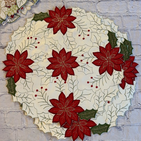 CHRISTMAS HOLLY WHITE RED GREEN & METALLIC GOLD (8) PLACEMATS POLYESTER - Picture 3 of 11